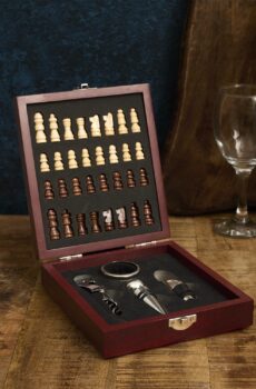 Wijnaccessoires met schaakspel bord